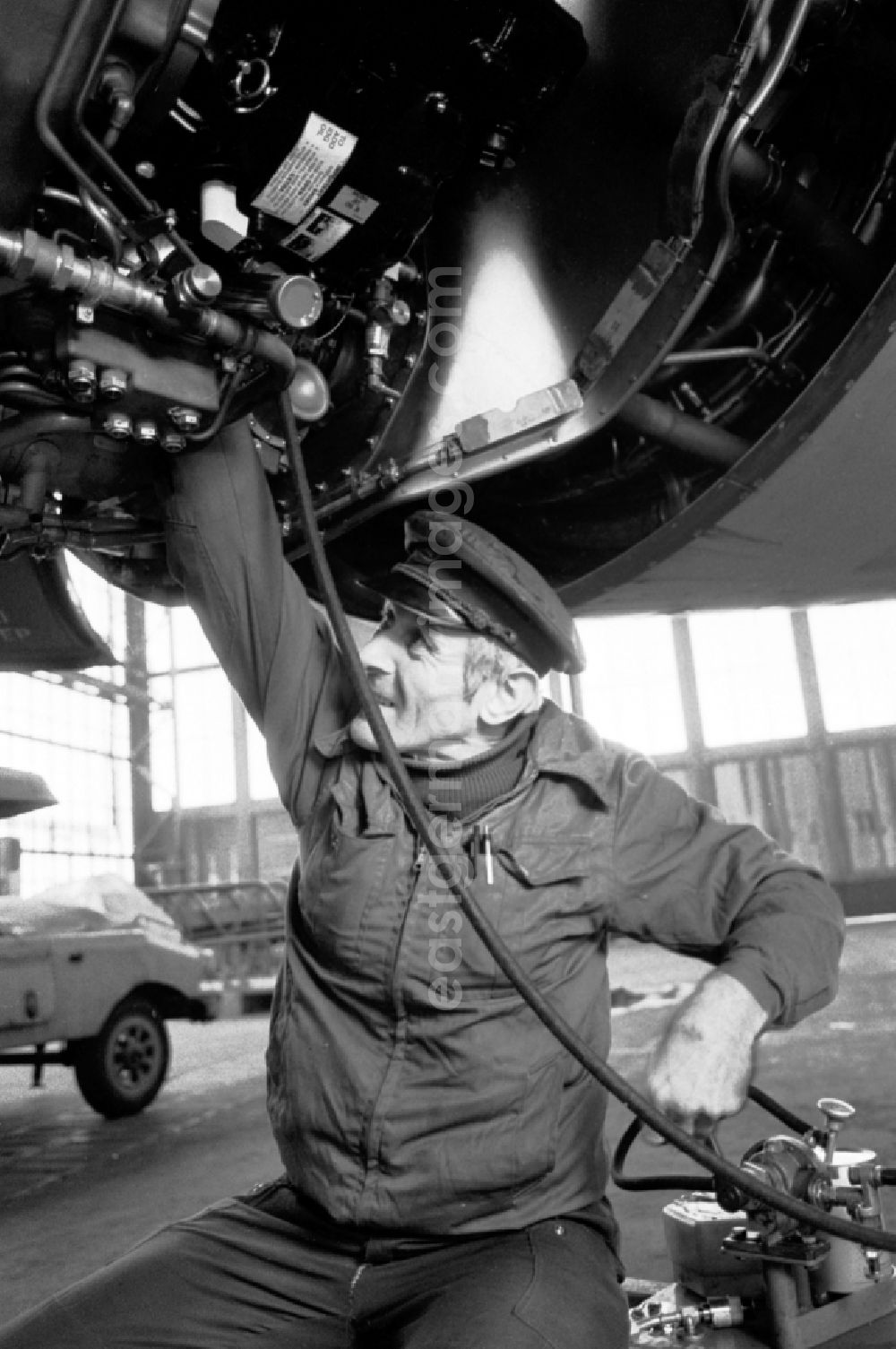 GDR picture archive: Schönefeld - Maintenance and inspection work as well as technical checks on the INTERFLUG Airbus A31