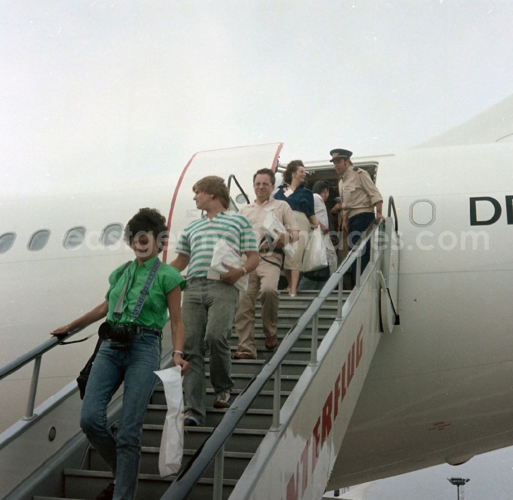 GDR picture archive: Schönefeld - Passenger aircraft Airbus A31