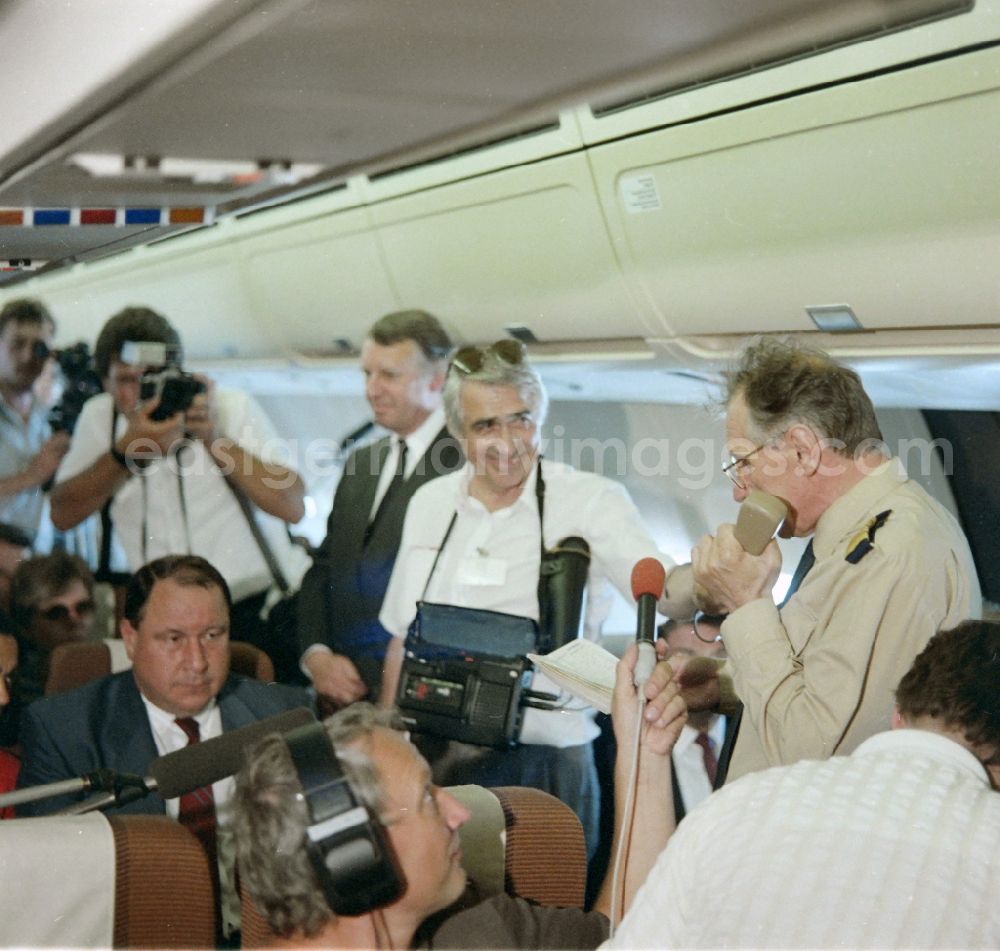 GDR image archive: Schönefeld - Lieutenant General Klaus Henkes in front of press representatives on board an INTERFLUG Airbus A31
