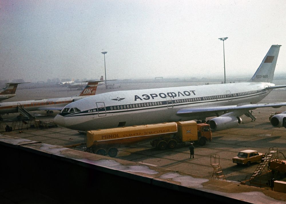 Schönefeld: Passenger aircraft and wide-body aircraft Ilyushin Il-86 of the Soviet airline AEROFLOT with the registration CCCP-8601