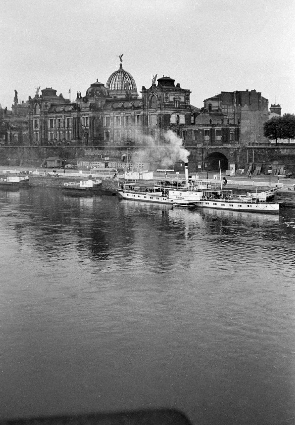Dresden: Excursion ships and passenger ships for the transport of passengers der Weissen Flotte on street Terrassenufer on elbe river in the district Altstadt in Dresden, Saxony on the territory of the former GDR, German Democratic Republic