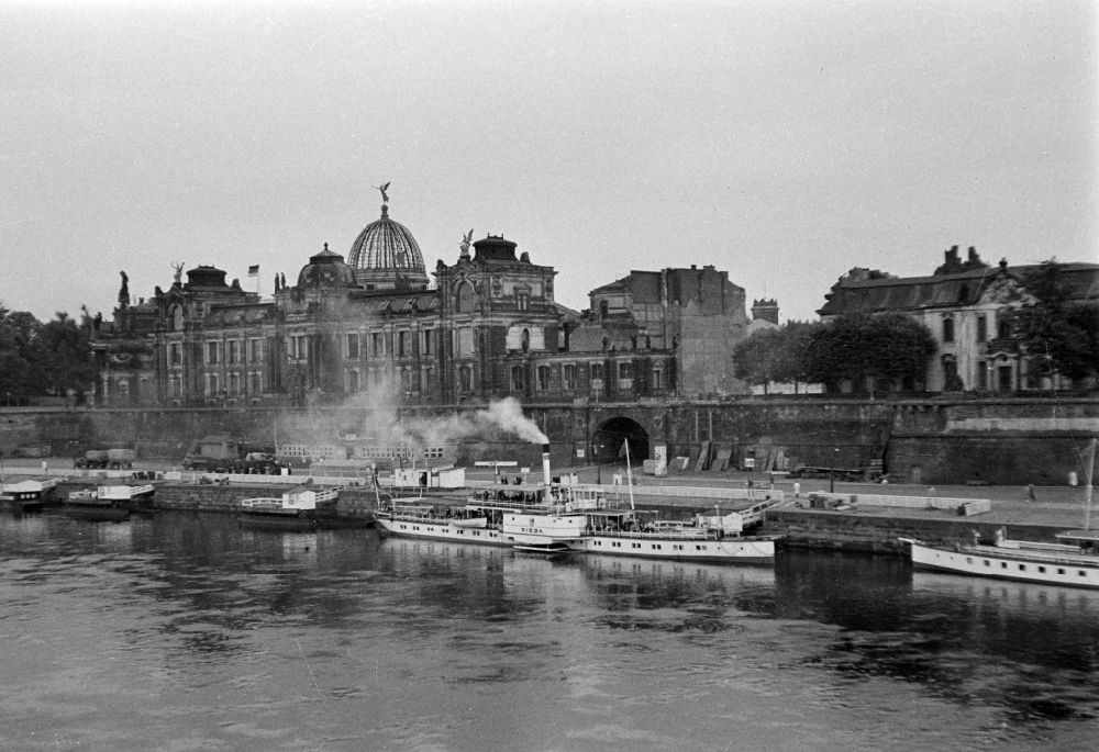 GDR image archive: Dresden - Excursion ships and passenger ships for the transport of passengers der Weissen Flotte on street Terrassenufer on elbe river in the district Altstadt in Dresden, Saxony on the territory of the former GDR, German Democratic Republic