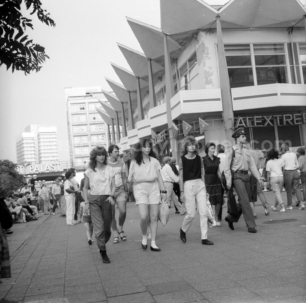 GDR photo archive: Berlin - Passanten flanieren an den Rathauspassagen im Berliner Stadtteil Mitte vorbei.