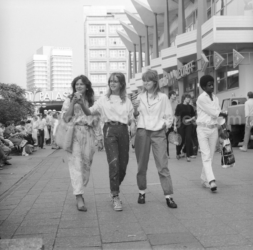 GDR picture archive: Berlin - Passanten flanieren an den Rathauspassagen im Berliner Stadtteil Mitte vorbei.