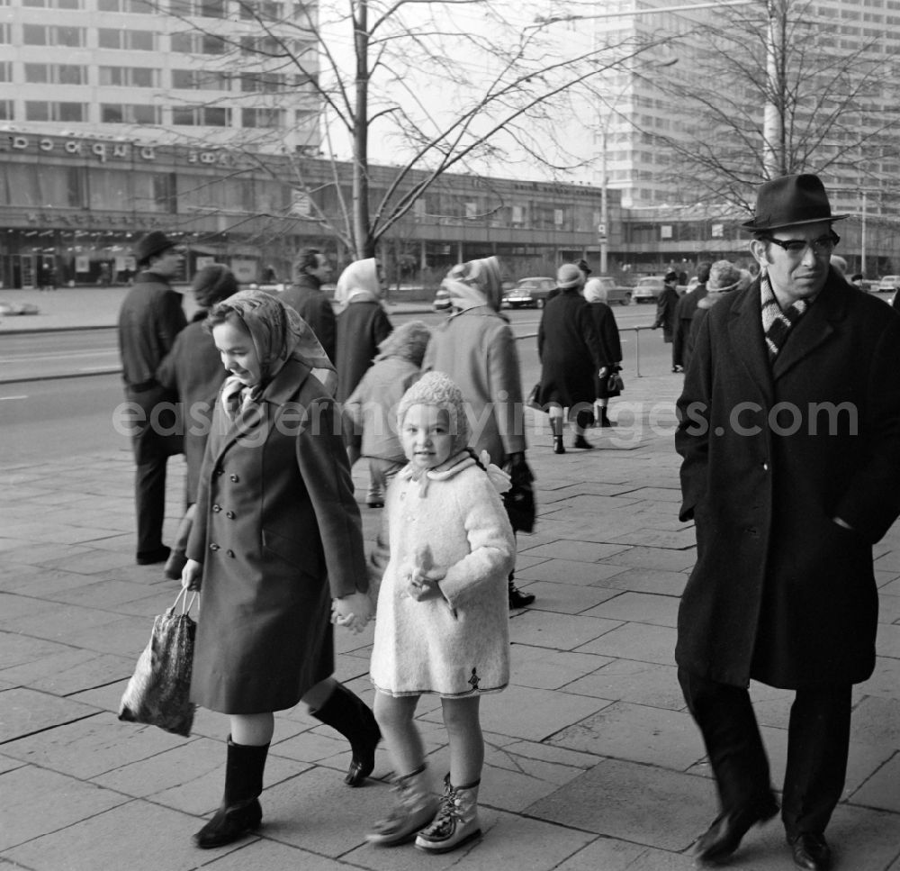 GDR image archive: Moskau - A woman walks on a street with her daughter in Moscow in Russia