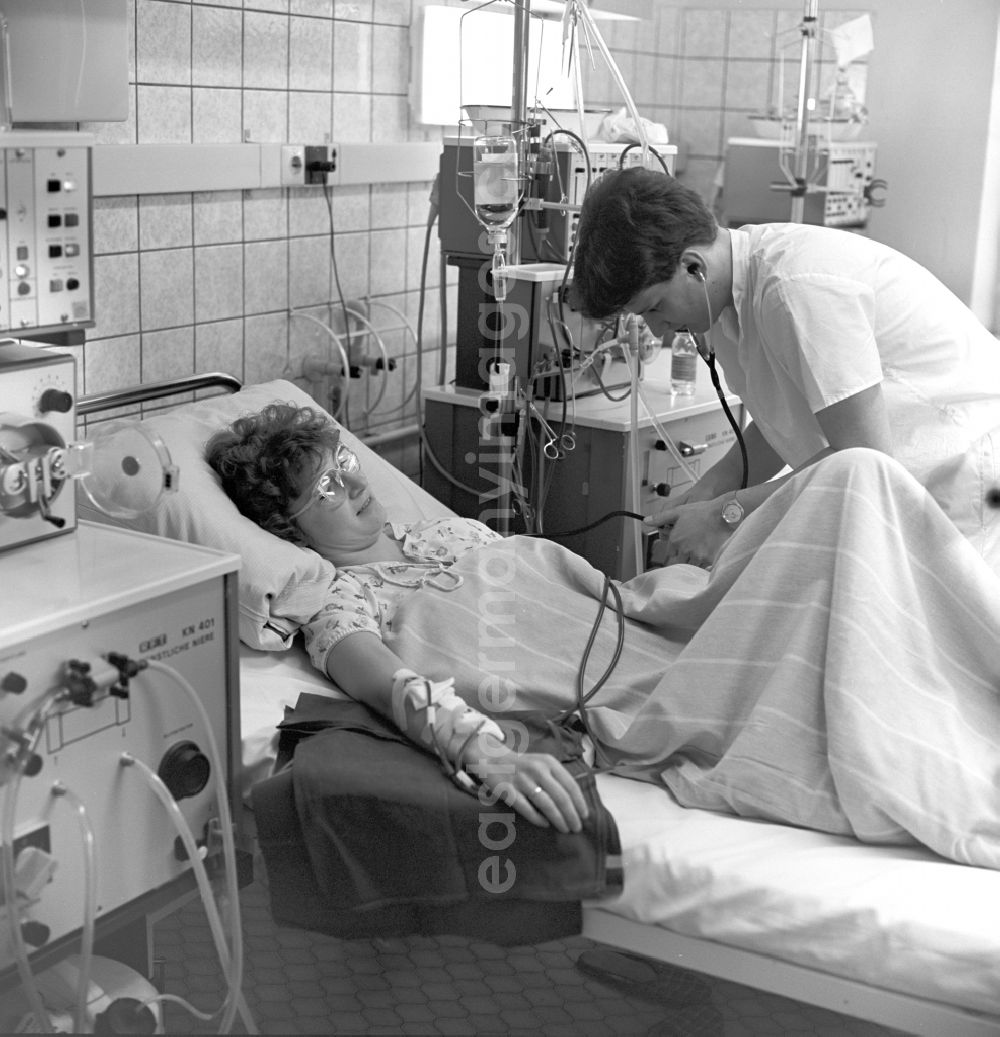 GDR image archive: Dresden - One patient in the dialysis ward at the hospital Dresden-Friedrichstadt in Dresden in Saxony today