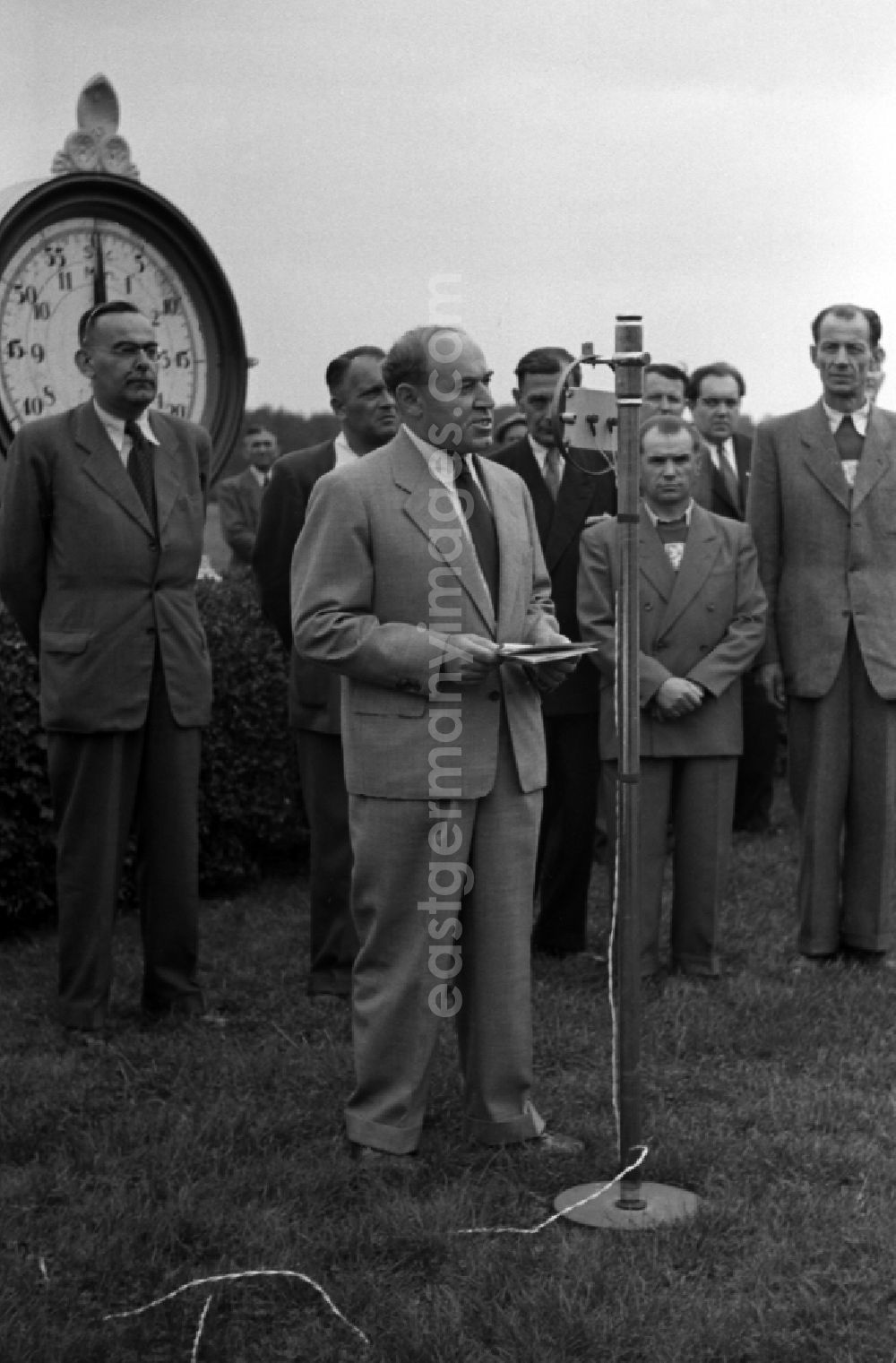 GDR image archive: Hoppegarten - Paul Scholz, Deputy Chairman of the Council of Ministers of the GDR, gives a speech at the racecourse in Hoppegarten in the state Brandenburg on the territory of the former GDR, German Democratic Republic