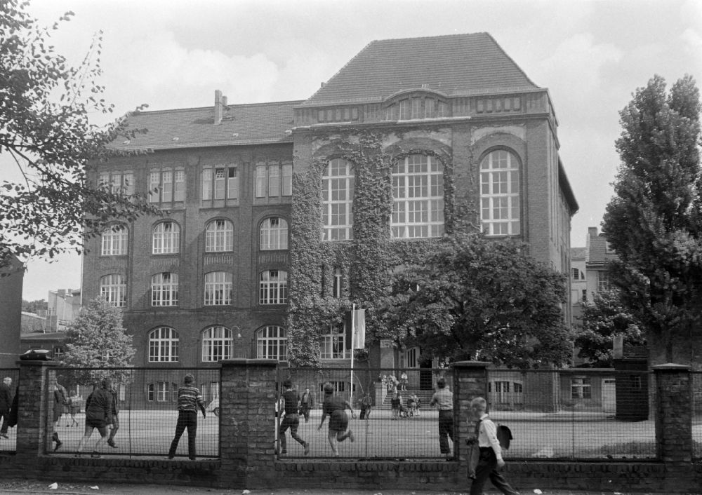 GDR image archive: Berlin - Children in the schoolyard in the 2nd high school (Elizabeth Shaw Elementary School) on Grunowstrasse in the Pankow district of Berlin East Berlin in the territory of the former GDR, German Democratic Republic
