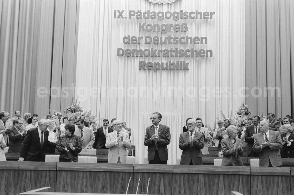 GDR picture archive: Berlin - 9. Pedagogical Congress in Berlin, the former capital of the GDR, the German Democratic Republic