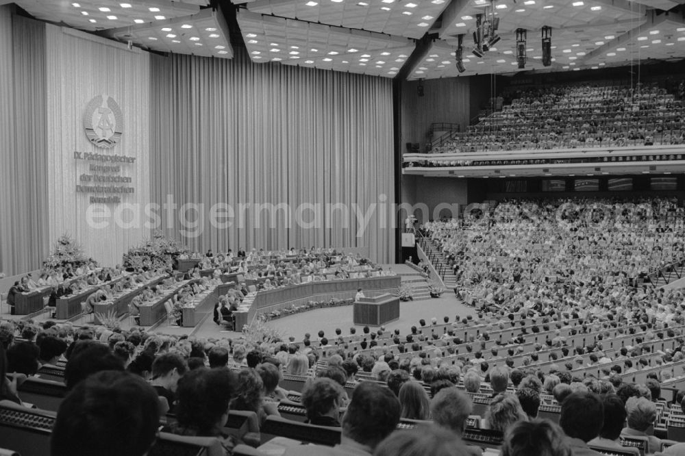 GDR image archive: Berlin - 9. Pedagogical Congress in Berlin, the former capital of the GDR, the German Democratic Republic