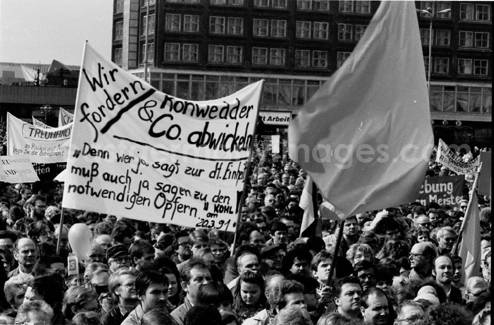 GDR picture archive: Berlin - Mitte - PDS-Demo auf dem Alex (Treuhand)