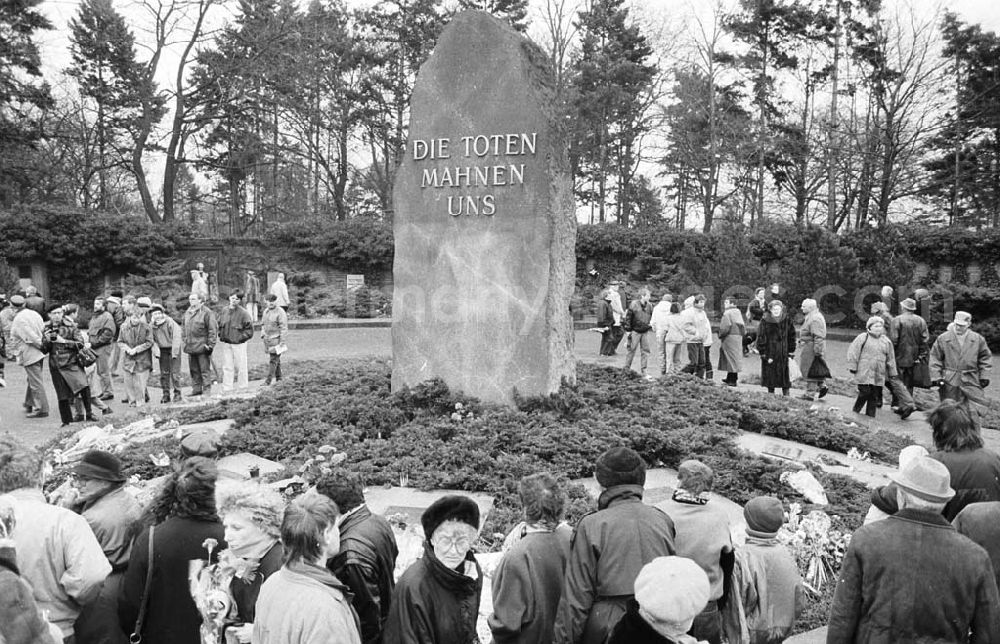 GDR picture archive: Berlin / Lichtenberg - PDS-Kundgebung an der Gedenkstätte Friedrichsfelde 16.