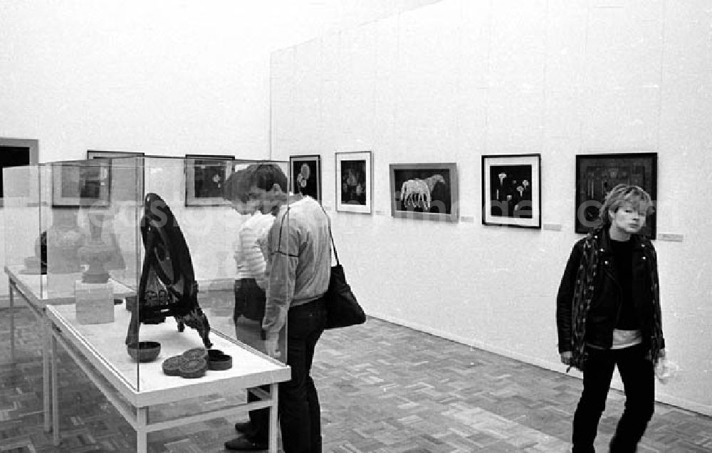 GDR picture archive: Berlin-Mitte - 17.11.1986 Pergamon-Museum, Ostasiatische Sammlung Chinesische Lackarbeiten in Berlin-Mitte Umschlagnr.: 1265