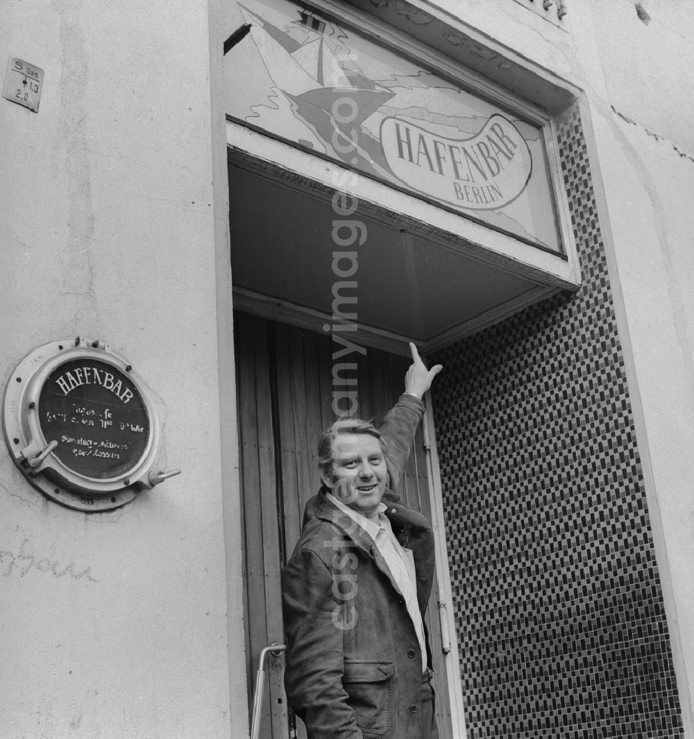 GDR image archive: Berlin - The film and theater actor Peter Borgelt (1927 - 1994) before Hafenbar, in Chaussee steet 2