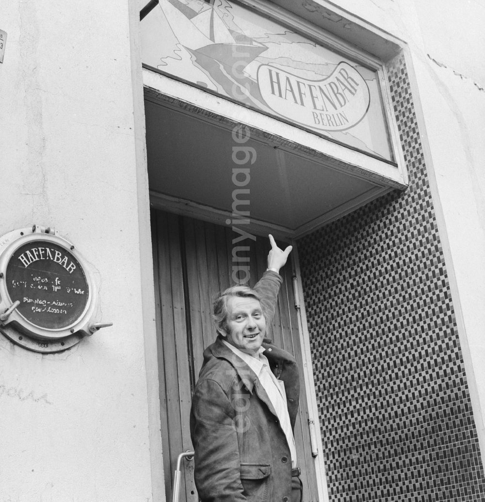 GDR photo archive: Berlin - The film and theater actor Peter Borgelt (1927 - 1994) before Hafenbar, in Chaussee steet 2