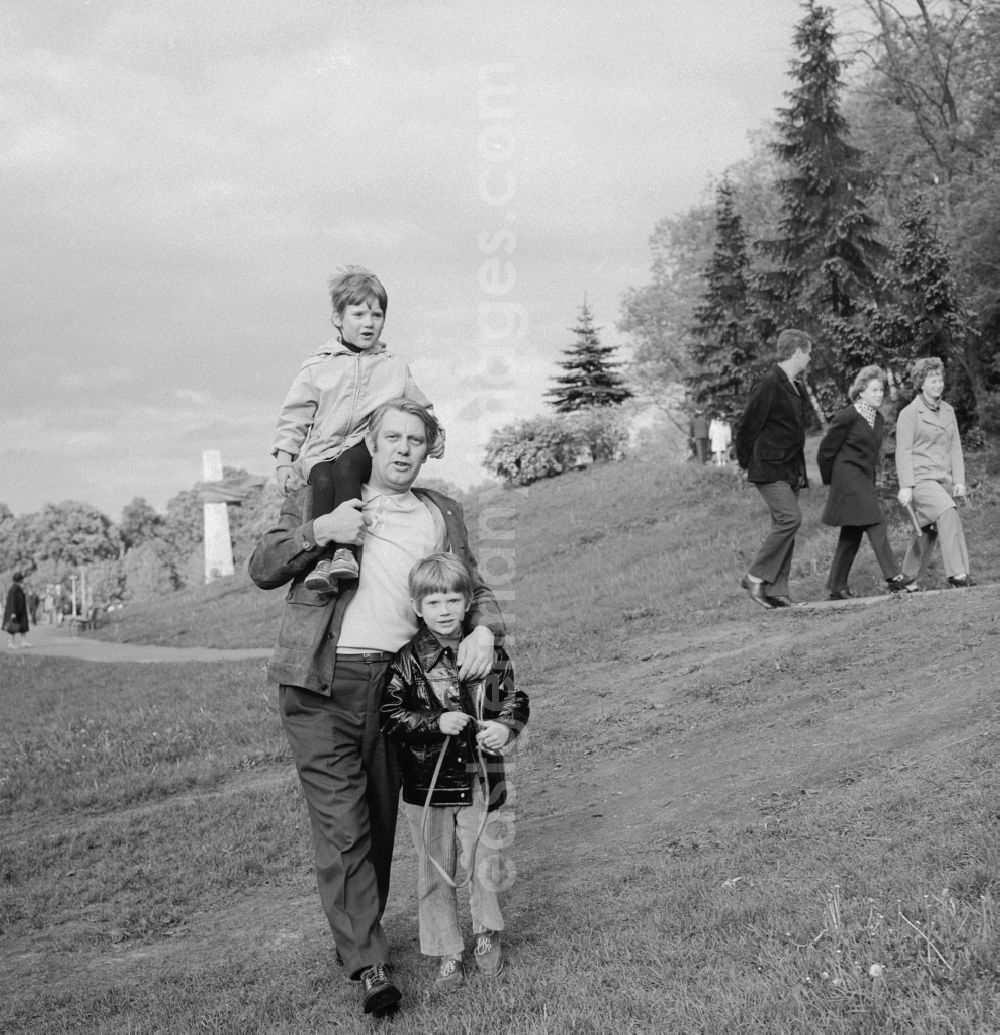 GDR photo archive: Berlin - The film and theater actor Peter Borgelt (1927 - 1994) privately with two of his children in Berlin