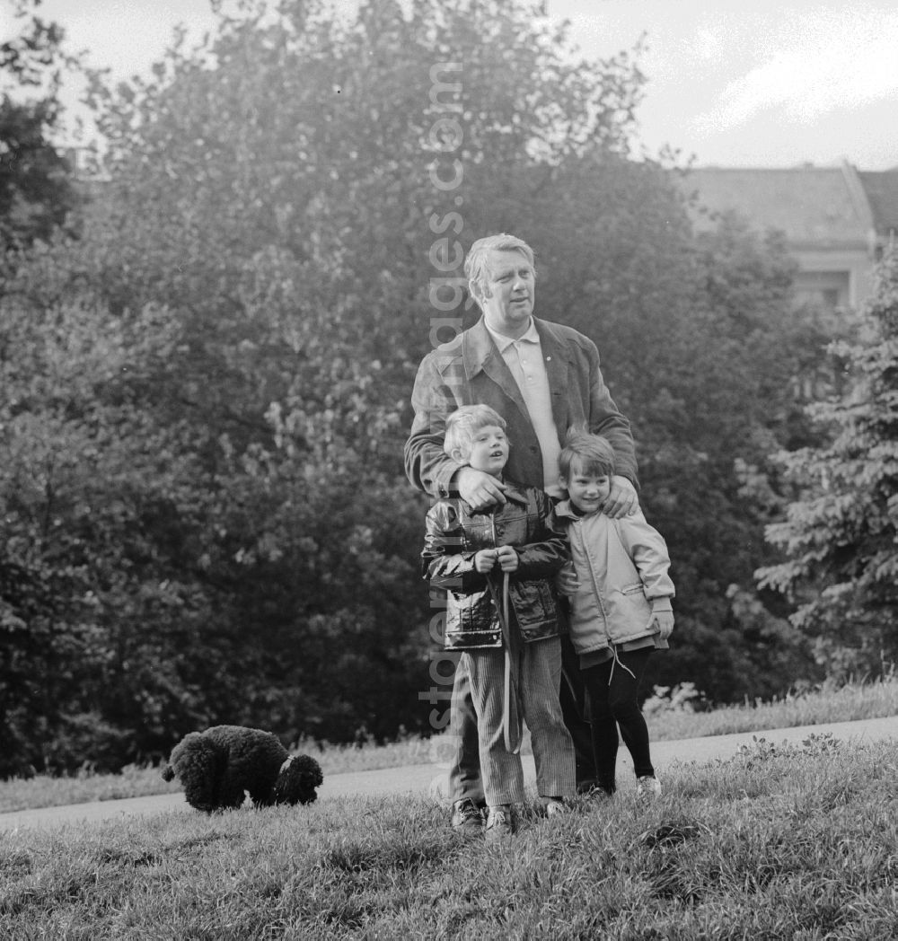 GDR picture archive: Berlin - The film and theater actor Peter Borgelt (1927 - 1994) privately with two of his children in Berlin