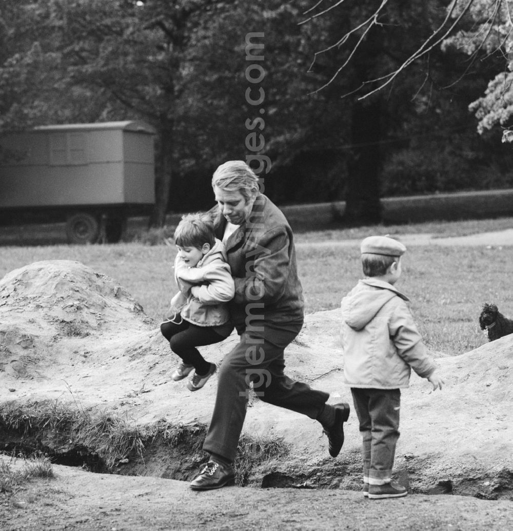 Berlin: The film and theater actor Peter Borgelt (1927 - 1994) privately with two of his children in Berlin