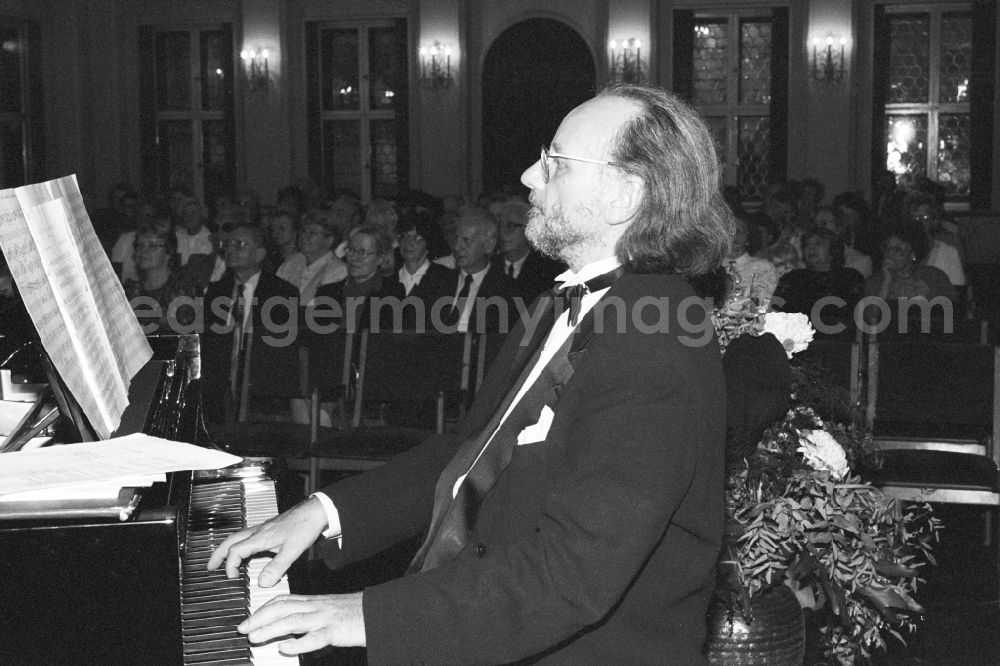 GDR image archive: Leipzig - Peter Gotthardt German composer, musician and publisher in Berlin. He composed more than 50