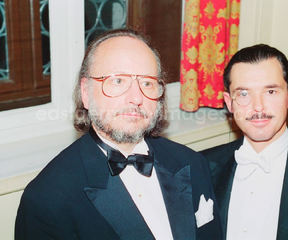GDR picture archive: Leipzig - Peter Gotthardt (left) German composer, pianist, musician and publisher with the singer Henry de Winter (right) in Leipzig. Peter Gotthardt composed over 50