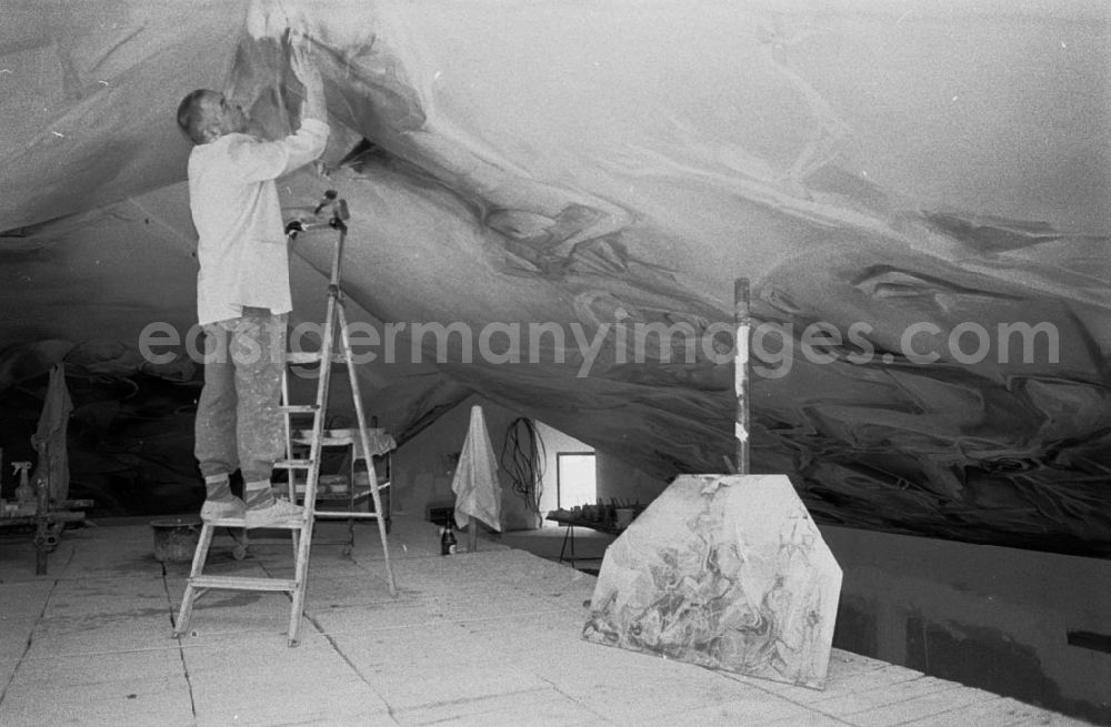 GDR image archive: - Peter Hoppe malt Deckenbild Haus Freizeitzentrum Marzahn Umschlagnummer: 7421