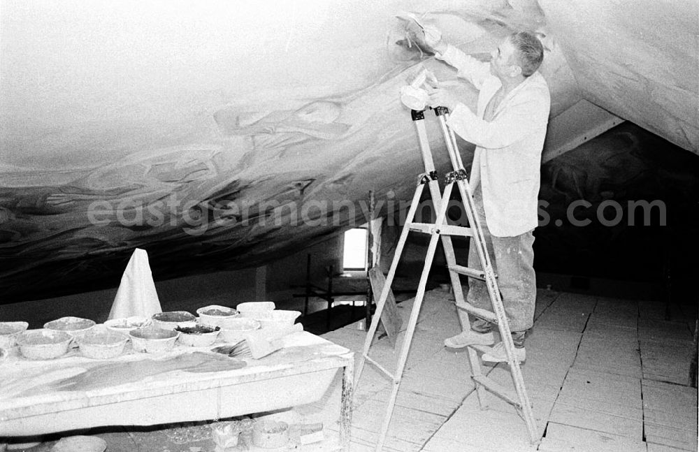 GDR photo archive: - Peter Hoppe malt Deckenbild Haus Freizeitzentrum Marzahn Umschlagnummer: 7421