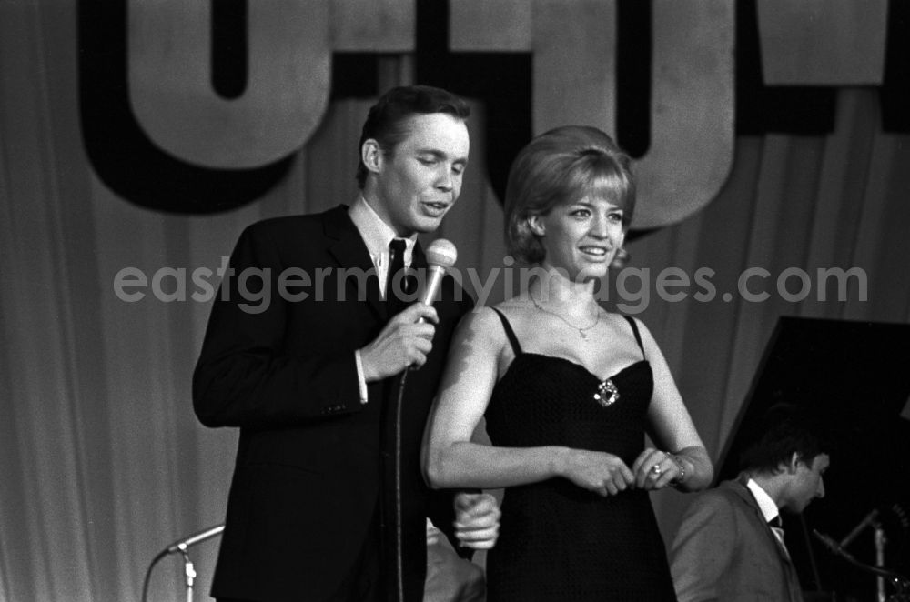 GDR photo archive: Magdeburg - Peter Siegfried Krausenecker aka Peter Kraus together in a duet with the Swedish singer Barbro Margareta Svensson aka Lill Babs at a show in Magdeburg in Saxony - Anhalt