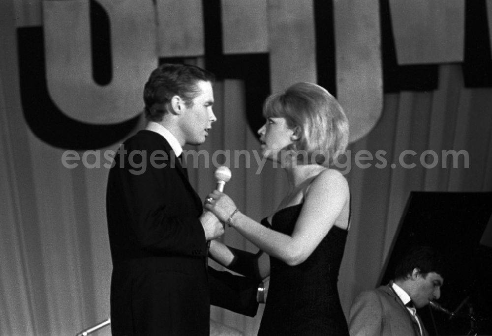 GDR picture archive: Magdeburg - Peter Siegfried Krausenecker aka Peter Kraus together in a duet with the Swedish singer Barbro Margareta Svensson aka Lill Babs at a show in Magdeburg in Saxony - Anhalt