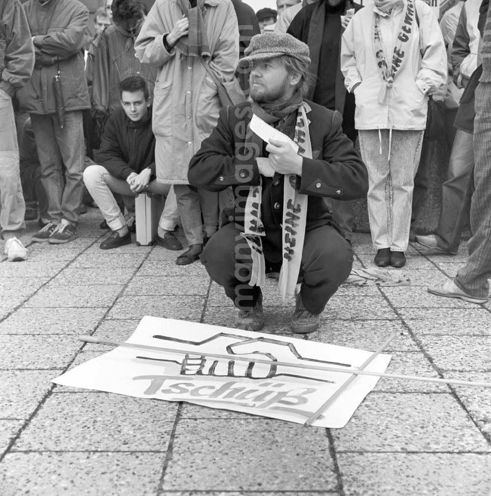GDR picture archive: - Peter Waschinsky with his poster Tschüß, SED-Hände, the mass demonstration on