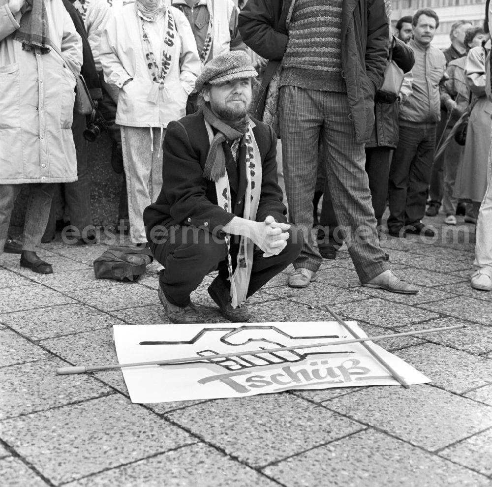 GDR image archive: - Peter Waschinsky with his poster Tschüß, SED-Hände, the mass demonstration on