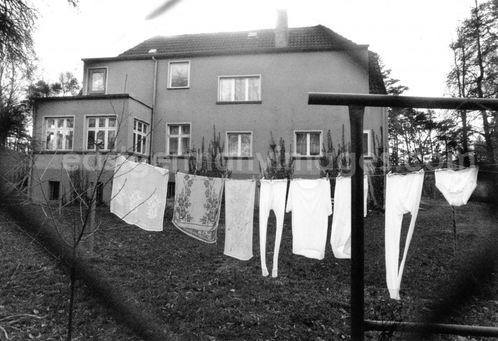 Bernau bei Berlin: Clothesline with freshly washed laundry hangs to dry in the garden of the parsonage of the priest Uwe Holmer in praise valley in Bernau near Berlin in the federal state Brandenburg in the area of the former GDR, German democratic republic. As a leader of the hope talers there of institutions, a social equipment, he grants on the 30th of January, 199