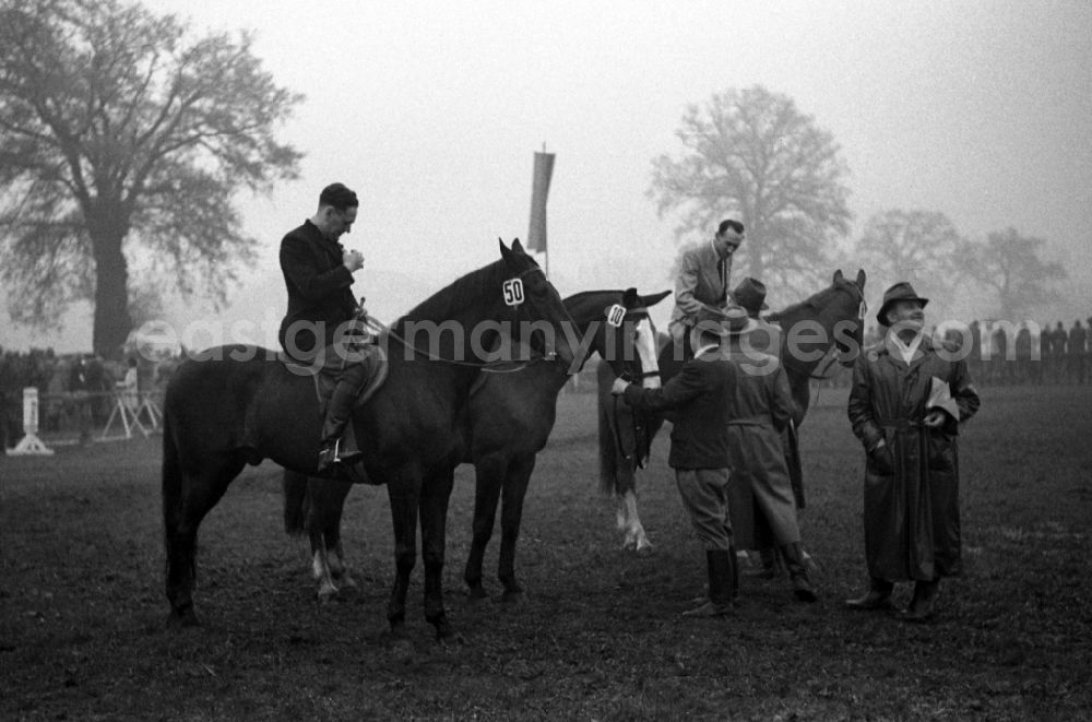 GDR image archive: Leipzig - Horses and riders on the racecourse in the district Sued in Leipzig in the state Saxony on the territory of the former GDR, German Democratic Republic