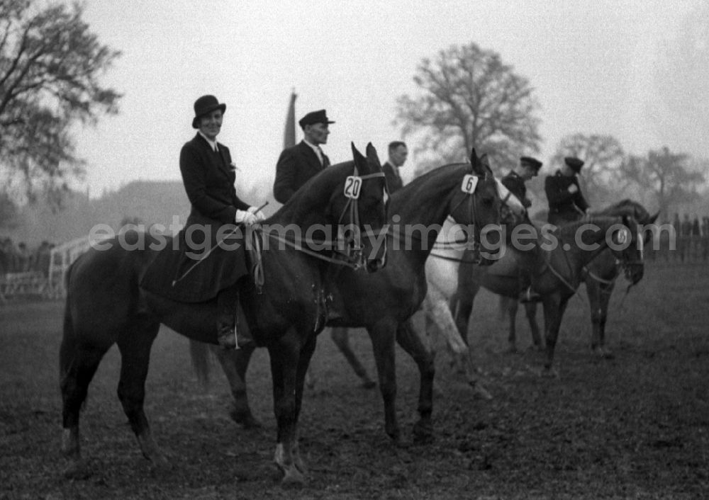 GDR picture archive: Leipzig - Horses and riders on the racecourse in the district Sued in Leipzig in the state Saxony on the territory of the former GDR, German Democratic Republic