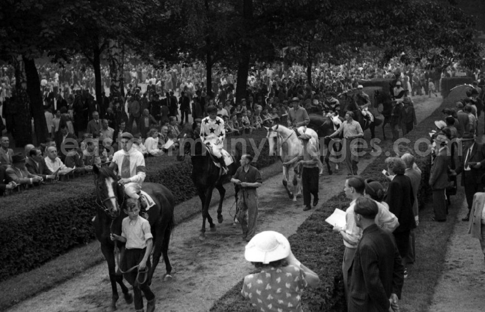 Leipzig: Horses and riders on the racecourse in the district Sued in Leipzig in the state Saxony on the territory of the former GDR, German Democratic Republic