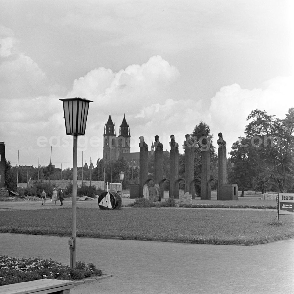 GDR photo archive: Magdeburg - The Horse Gate in culture Rotehorn in Magdeburg in Saxony - Anhalt. The Red Horn Park, also known as City Park is, with an area of 20