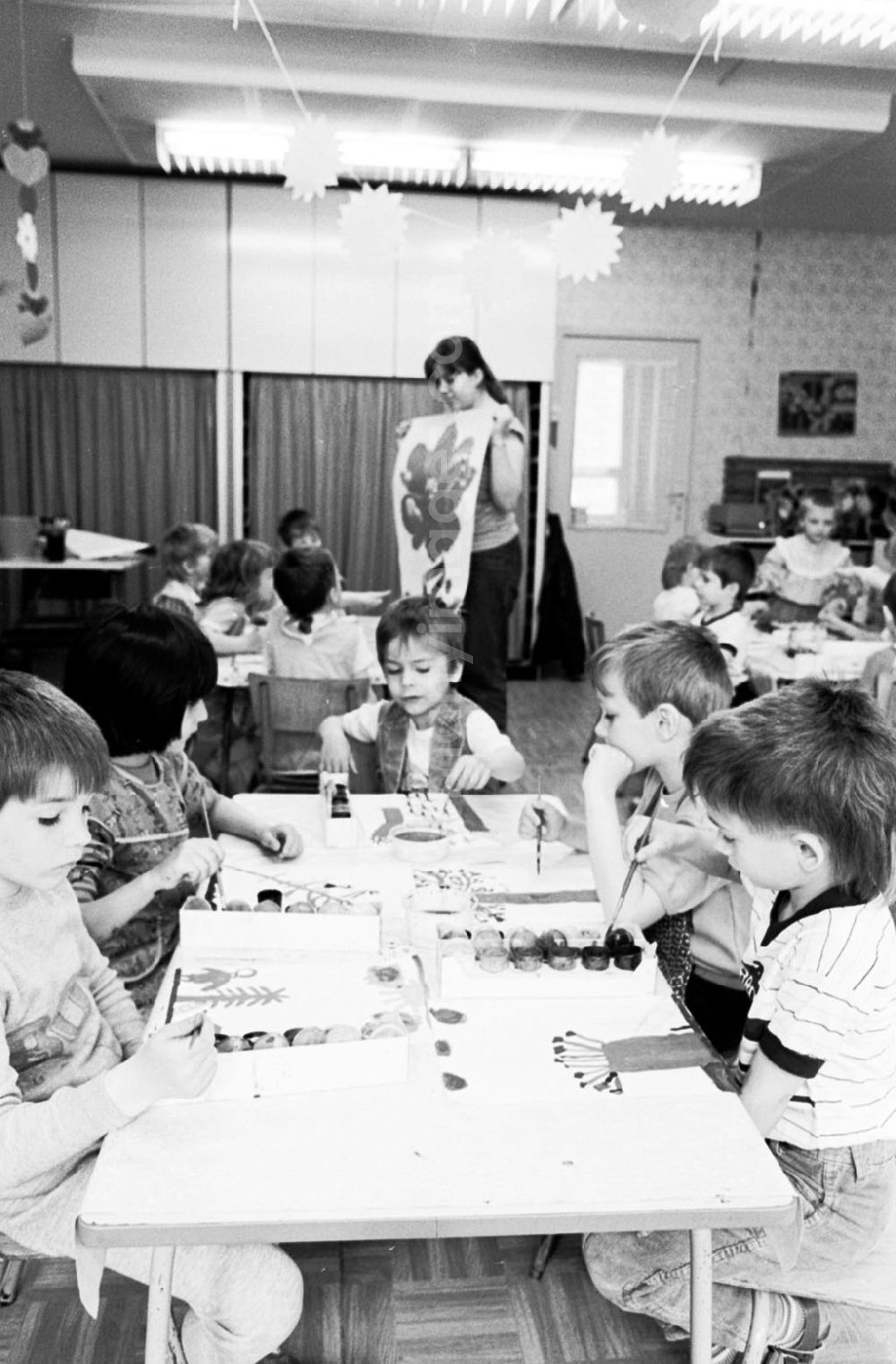 GDR photo archive: Berlin-Mitte - Pfingsttreffen der FDJ in Berlin Kinderkombination Jerusalemerstr. - Vorbereitung von Geschenken 10.