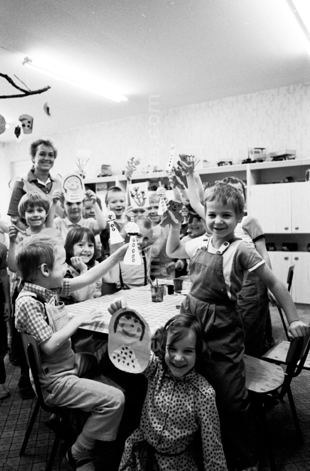 GDR picture archive: Berlin-Mitte - Pfingsttreffen der FDJ in Berlin Kinderkombination Jerusalemerstr. - Vorbereitung von Geschenken 10.