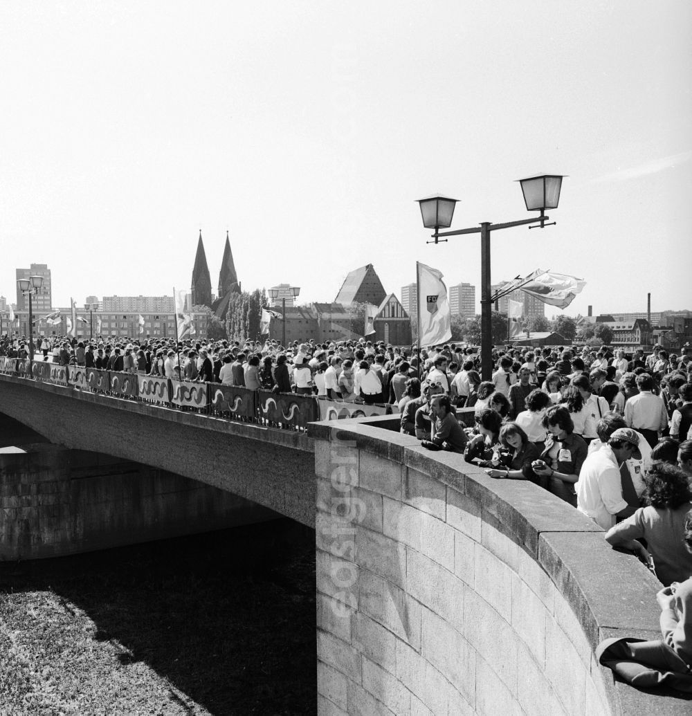 Frankfurt (Oder): Teenagers on the Bridge of Friendship at the Pentecost meeting of the FDJ in Frankfurt (Oder) in Brandenburg in the area of the former GDR, German Democratic Republic. Here on the Polish side, in Slubize, facing in the direction of Frankfurt / Oder
