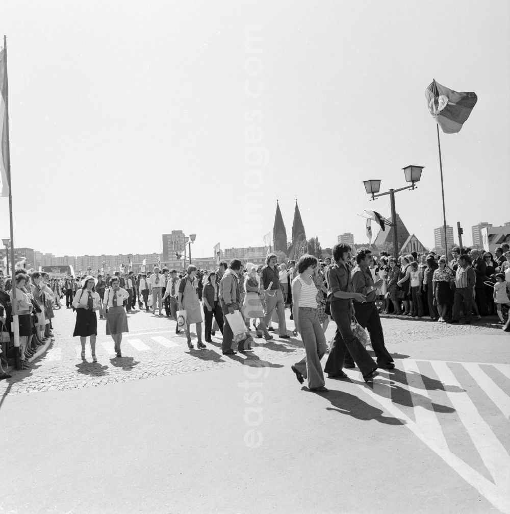 GDR image archive: Frankfurt (Oder) - Teenagers on the Bridge of Friendship at the Pentecost meeting of the FDJ in Frankfurt (Oder) in Brandenburg in the area of the former GDR, German Democratic Republic. Here on the Polish side, in Slubize, facing in the direction of Frankfurt / Oder