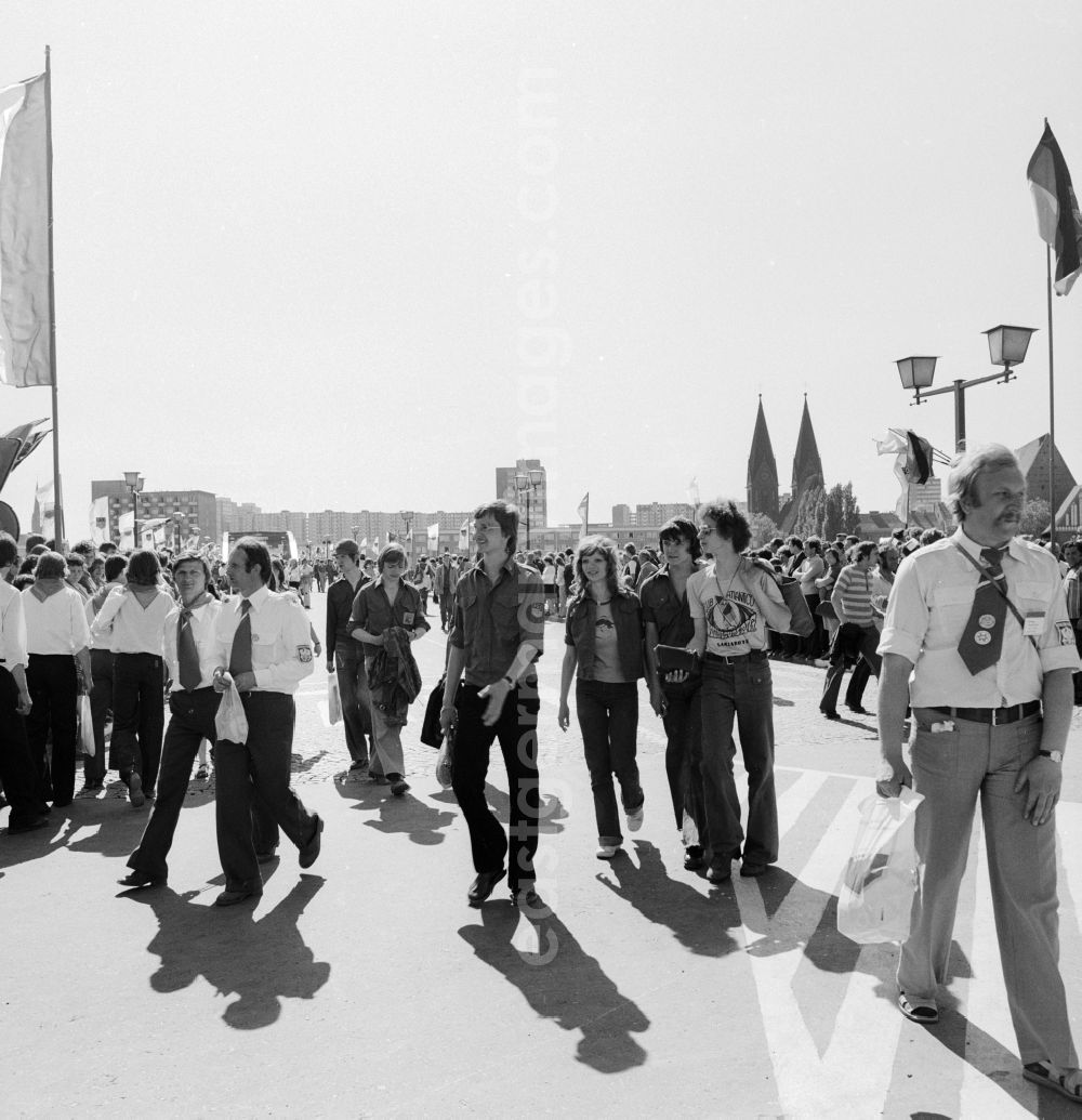 GDR photo archive: Frankfurt (Oder) - Youth of different nations on the bridge of friendship at the Pentecost meeting of the FDJ in Frankfurt (Oder) in Brandenburg in the area of the former GDR, German Democratic Republic. Here on the Polish side, in Slubize, facing in the direction of Frankfurt / Oder