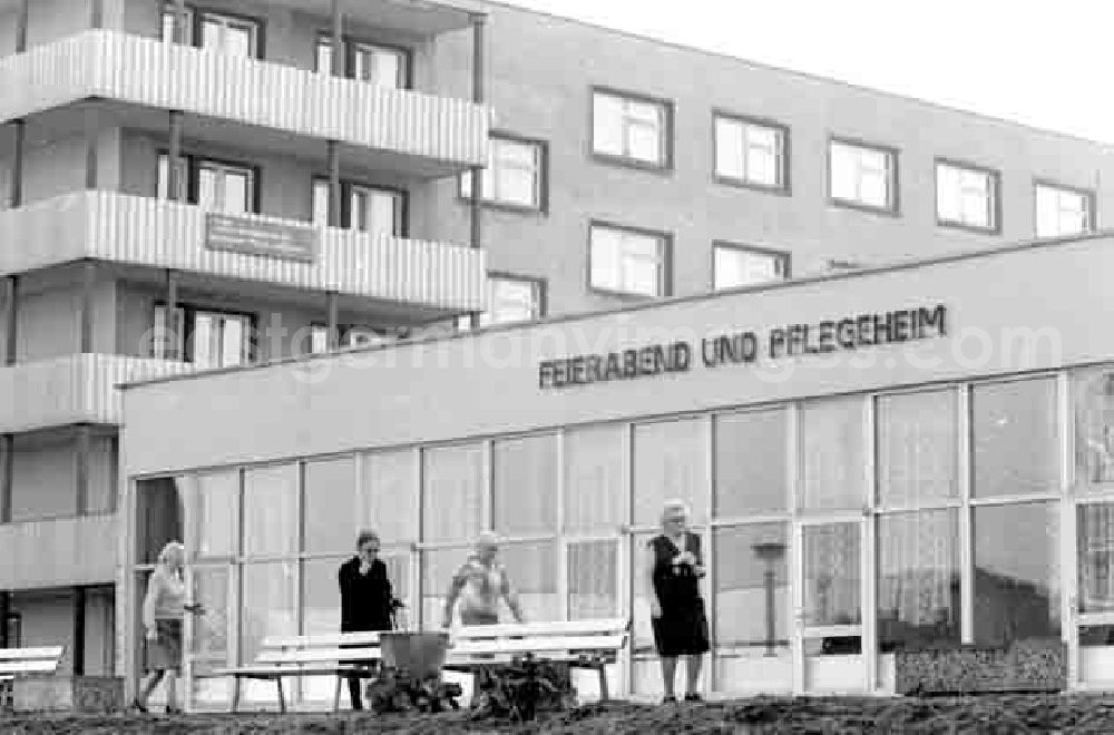 Beeskow: Rentnerinnen / Senioren / Omas gehen vor Pflegeheim.