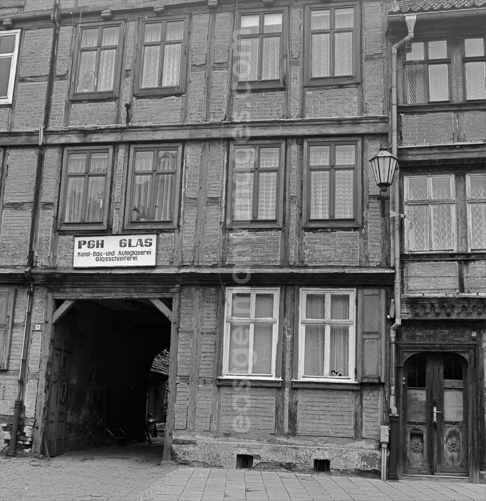 GDR image archive: Halberstadt - Street view of an apartment building - building front an der Groeperstrasse in Halberstadt in the state Saxony-Anhalt on the territory of the former GDR, German Democratic Republic