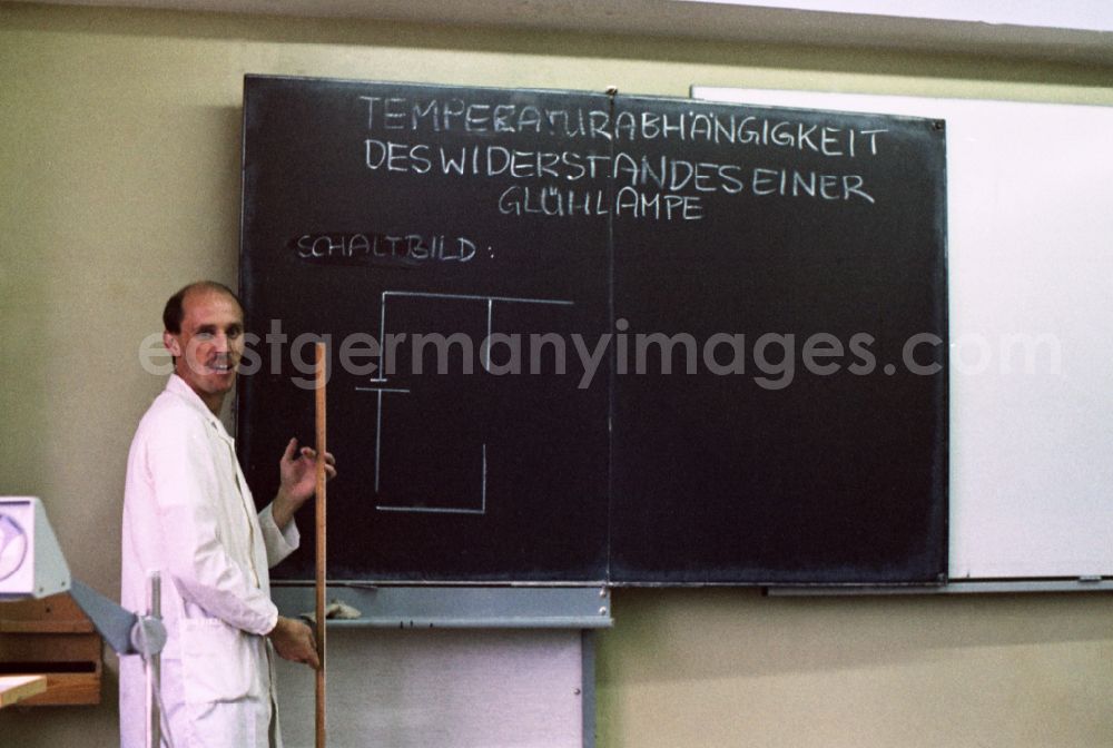 GDR picture archive: Berlin - Teacher explaining a circuit diagram of a light bulb in a 1