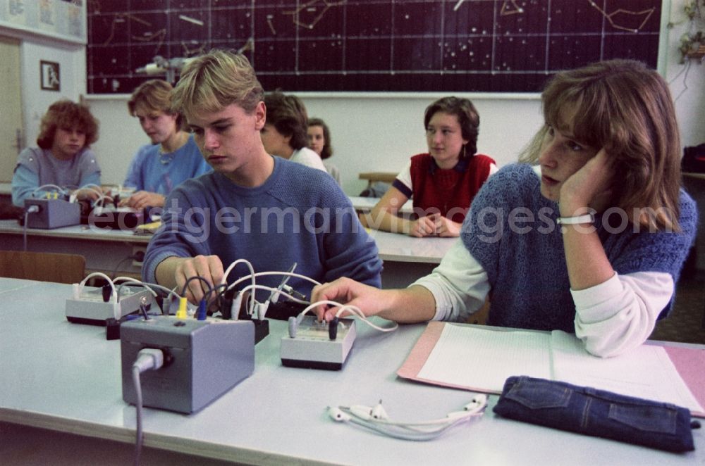 Berlin: Pupils of a polytechnic secondary school in physics lessons in Berlin, the former capital of the GDR, German Democratic Republic
