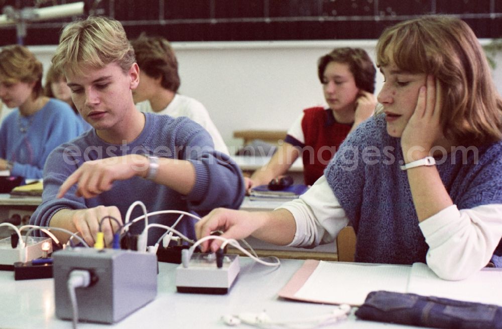 GDR image archive: Berlin - Pupils of a polytechnic secondary school in physics lessons in Berlin, the former capital of the GDR, German Democratic Republic