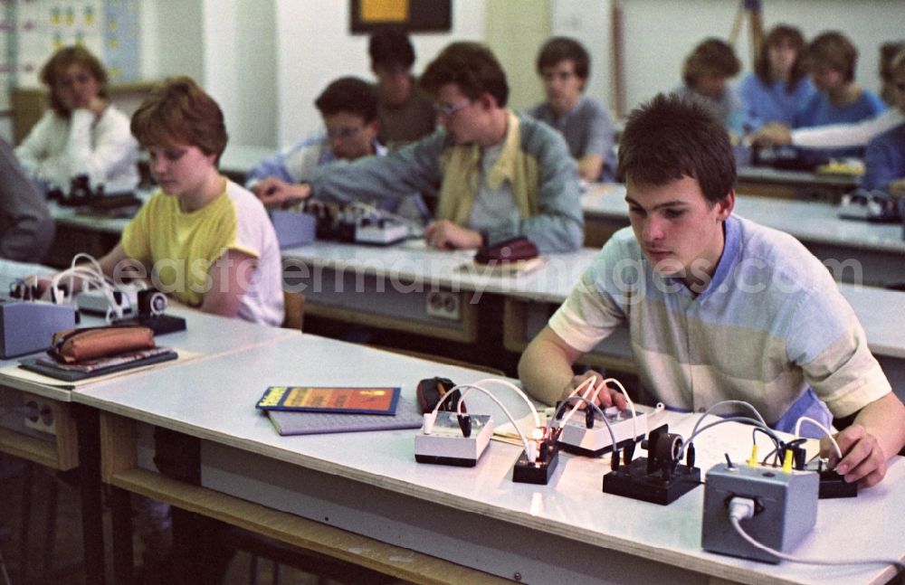 GDR photo archive: Berlin - Pupils of a polytechnic secondary school in physics lessons in Berlin, the former capital of the GDR, German Democratic Republic
