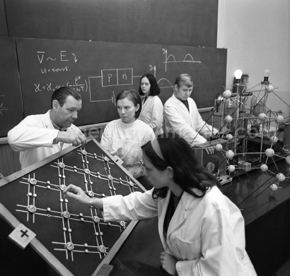 Potsdam: Physics students with their lecturer (l) during a seminar at the University of Education in Potsdam in the federal state of Brandenburg in the territory of the former GDR, German Democratic Republic