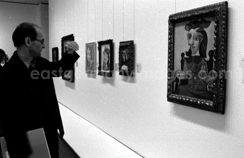 GDR photo archive: Berlin-Tiergarten - Picasso-Ausstellung in der Neuen Nationalgalerie