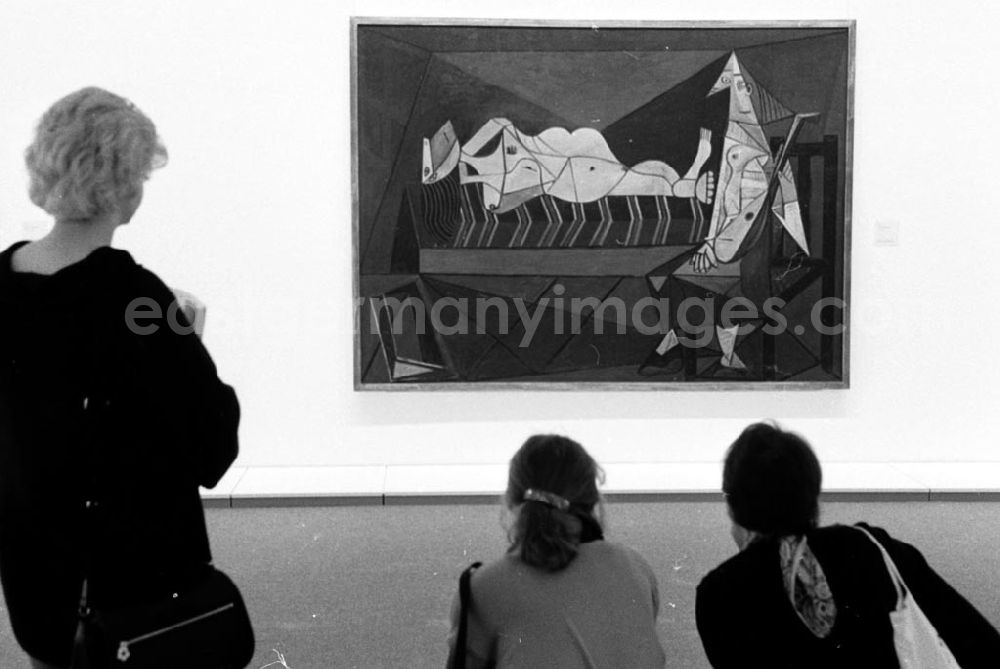 GDR picture archive: Berlin-Tiergarten - Picasso-Ausstellung in der Neuen Nationalgalerie