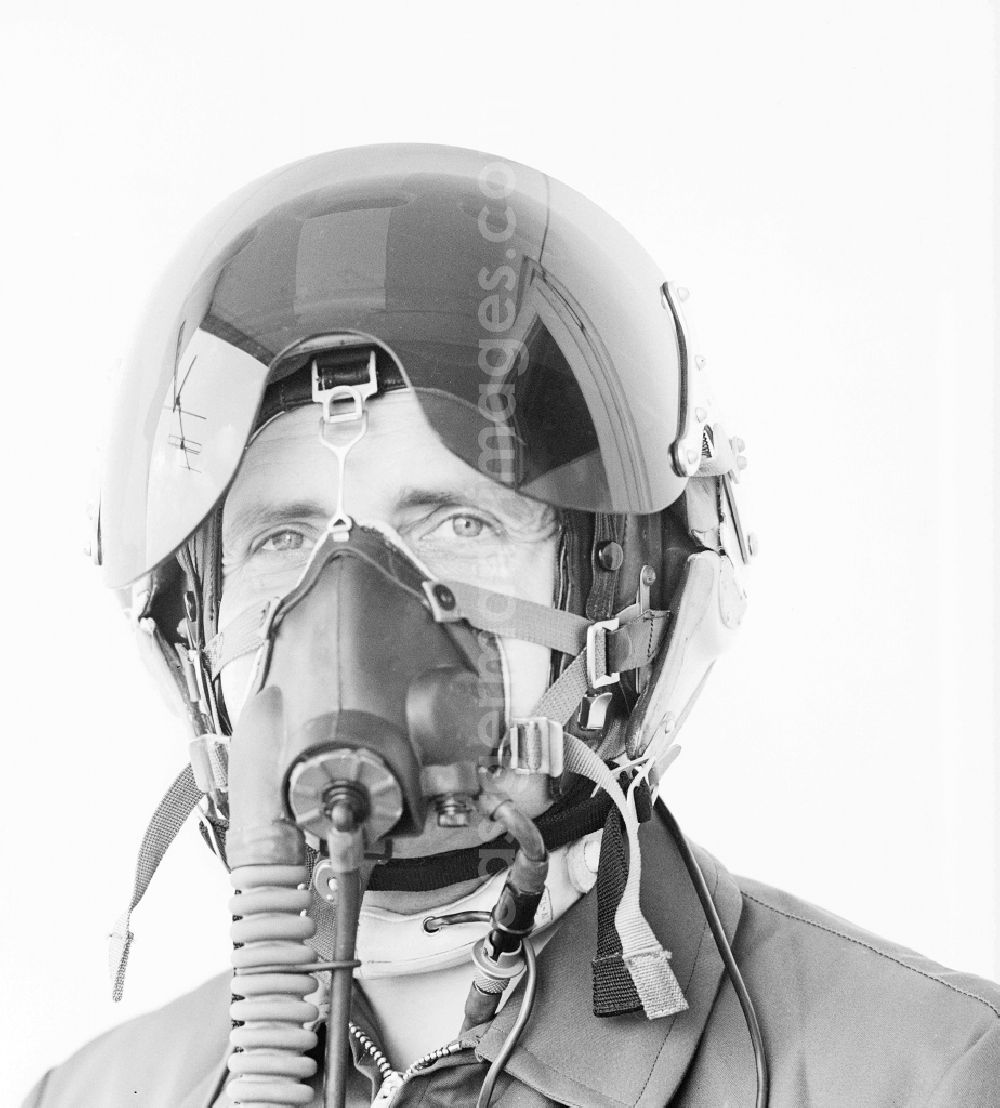 GDR image archive: Bautzen - Pilot of the hunting education squadron JAG-25 with protective helmet, solar protection visor and oxygen mask in Bautzen in the federal state Saxony in the area of the former GDR, German democratic republic